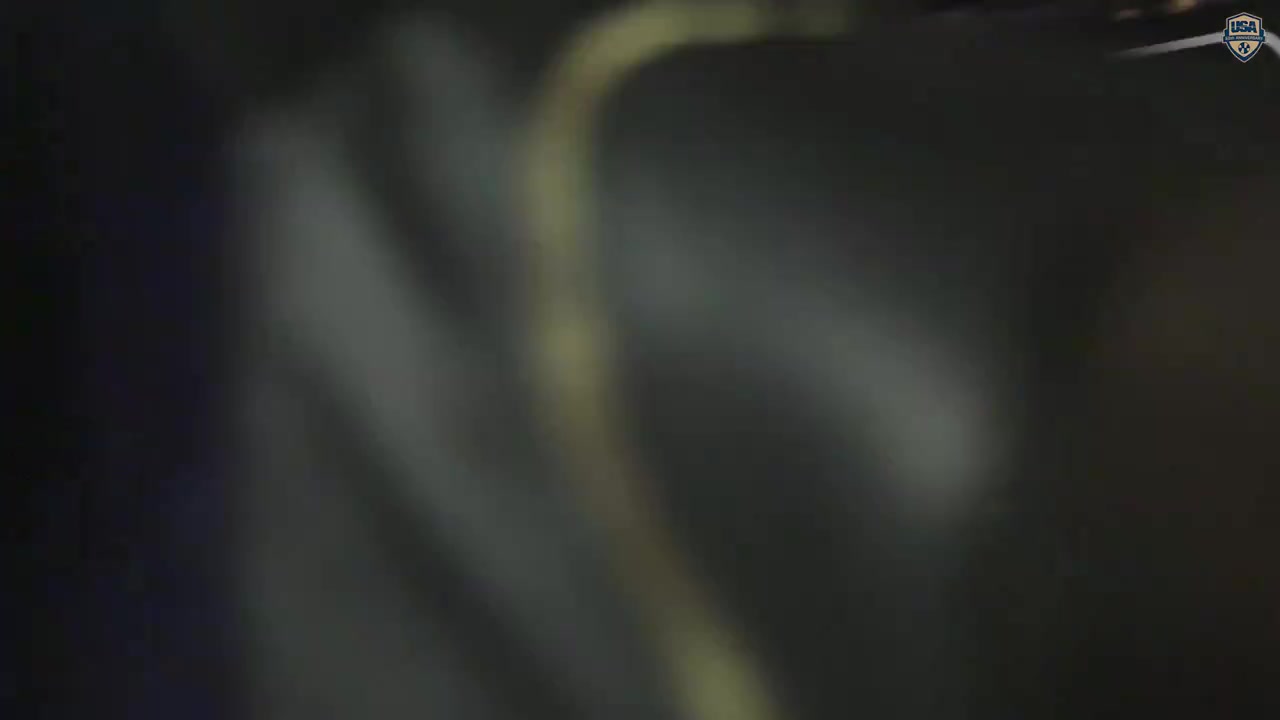 美国男篮返回酒店 库里抽着雪茄 詹姆斯则拿着两瓶香槟享受欢呼