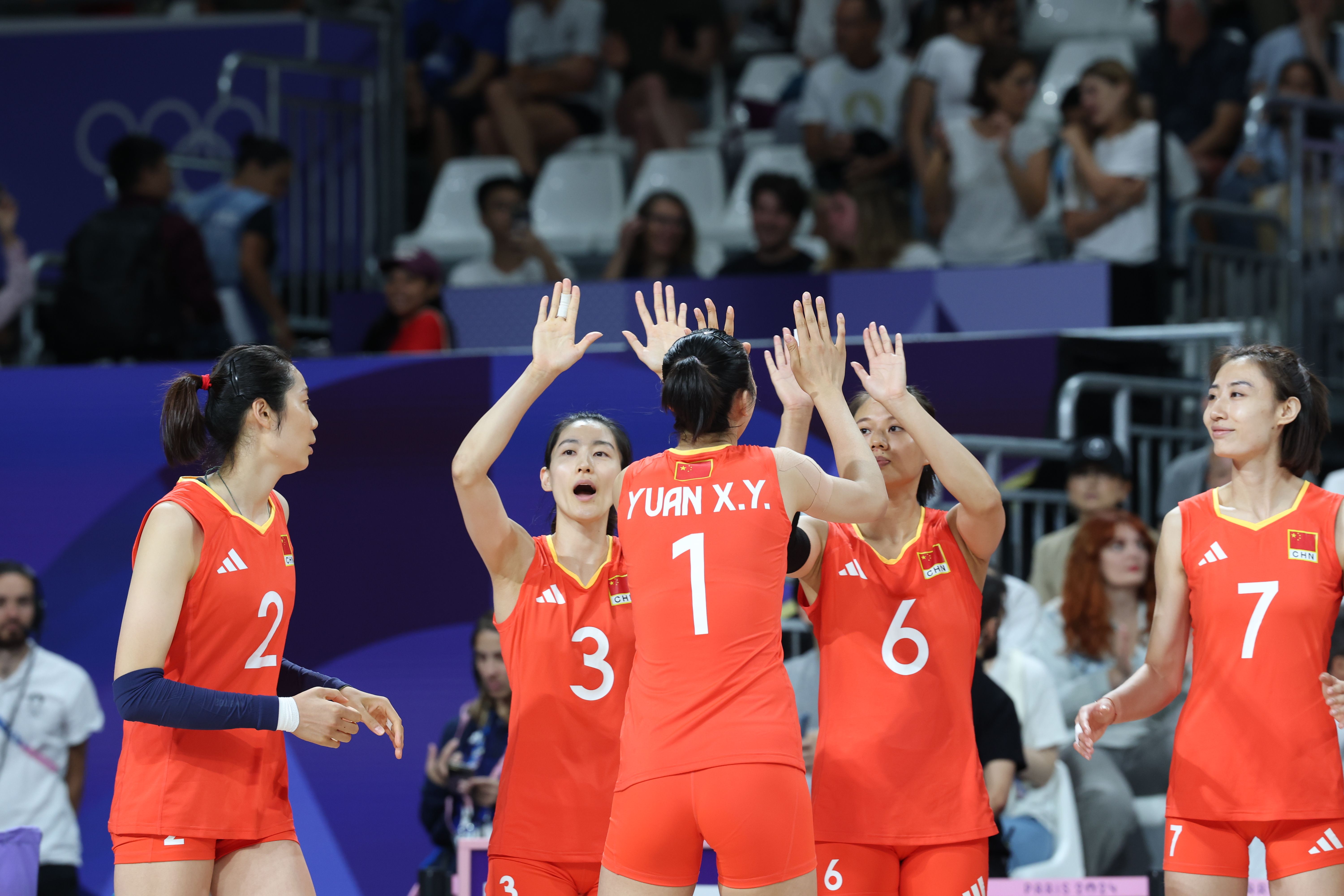 奥运会女排四分之一决赛：中国女排24-26再输一局 暂时1-2落后土耳其