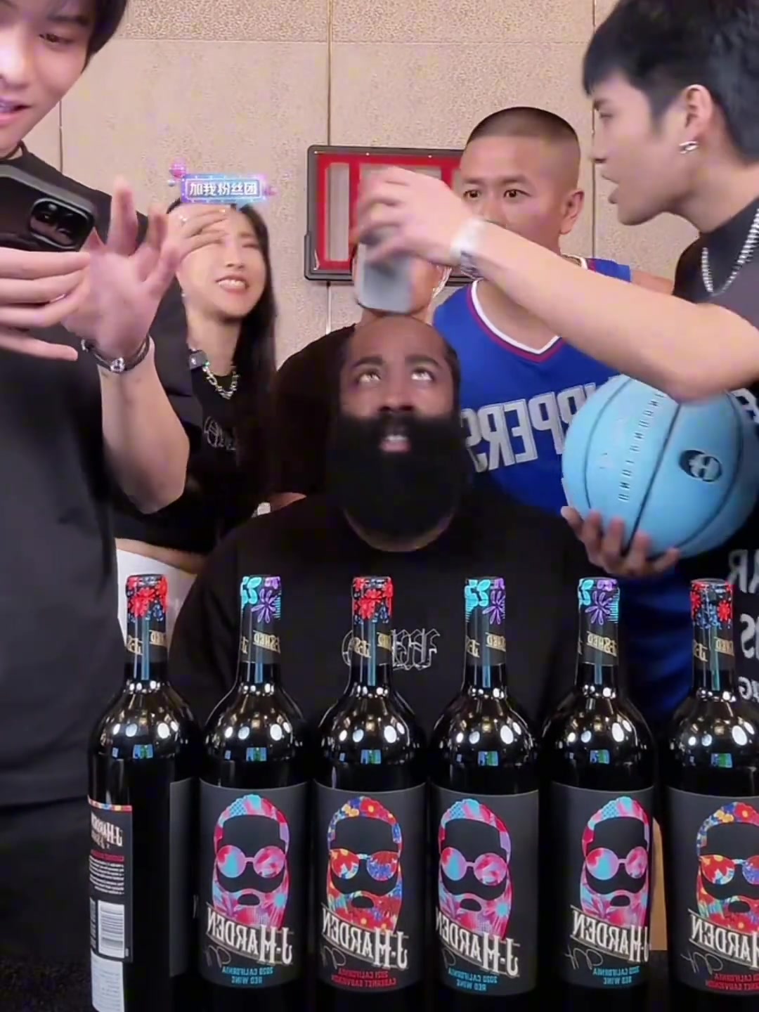 4万瓶红酒12秒售空！哈登再次做客 在杨哥直播间表演侧翻