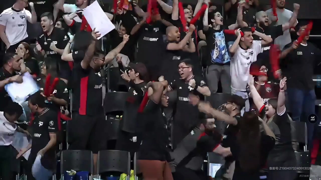 PNG 在第一场比赛中击败了PSG 现场所有PNG粉丝都站起来欢呼！