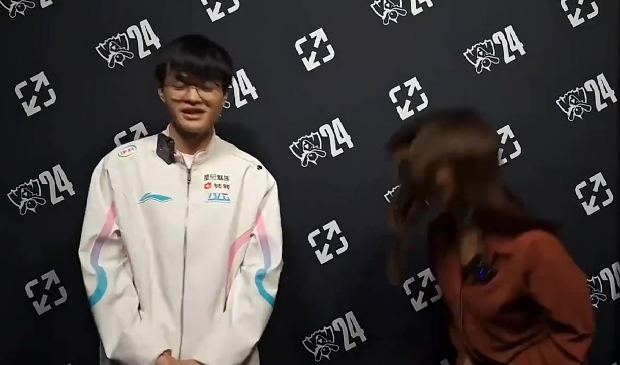 又是昨天？韩媒记者Ashley：我想收回麦克风 但Xun以为我想撞拳