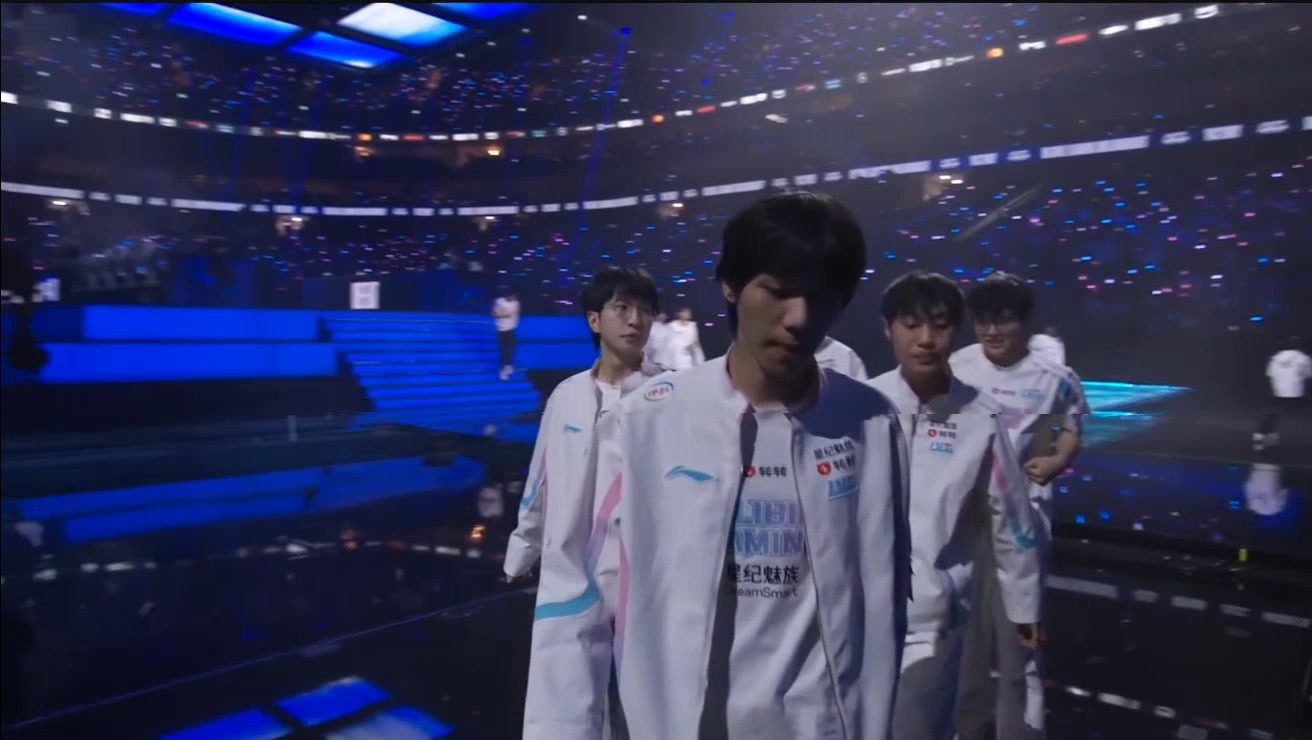 BLG vs T1 休息室：Bin带着自信的微笑与队友交流  Faker不断与队友沟通问题 