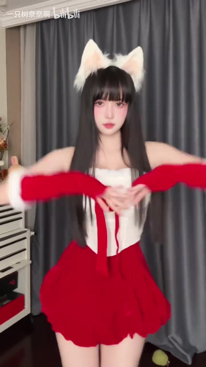 为小雨伞精心准备的圣诞装？舒娜娜更新视频：小跳一下~
