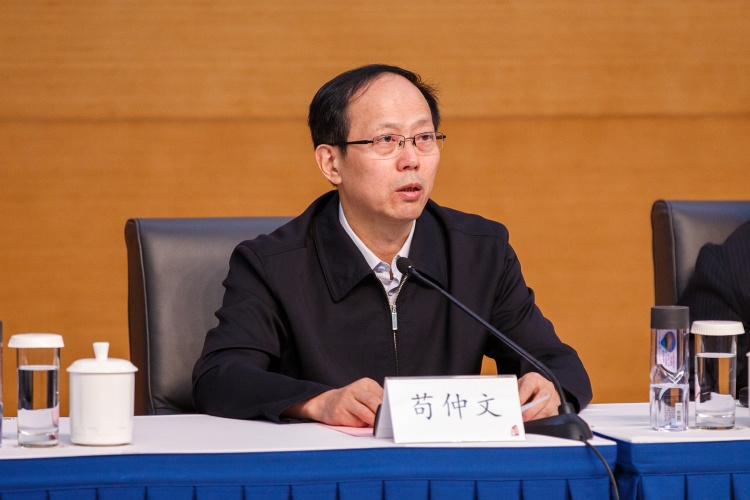 记者：苟仲文向上港集团提出加盟中超国家队但遭到拒绝 随后 他找到恒大许家印 为其安排了住宿