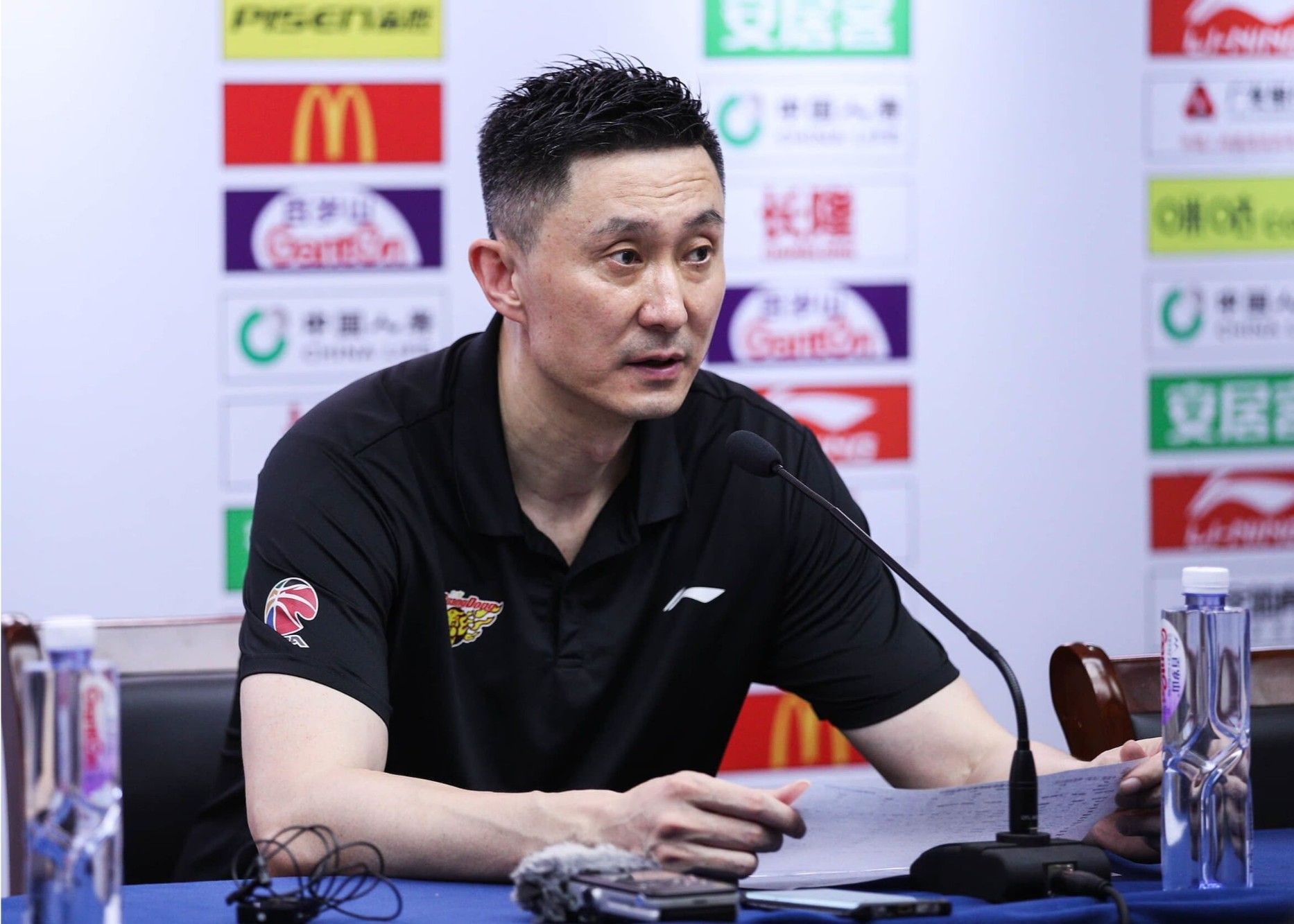 杜锋：胡明轩肩膀有些脱臼 本阶段出战成疑 王少杰腰伤严重