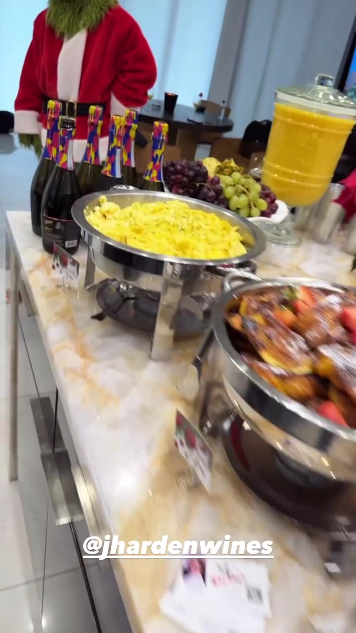 顺便打广告！哈登展示了他的圣诞大餐和礼物 包括哈登品牌红酒和9代签名鞋