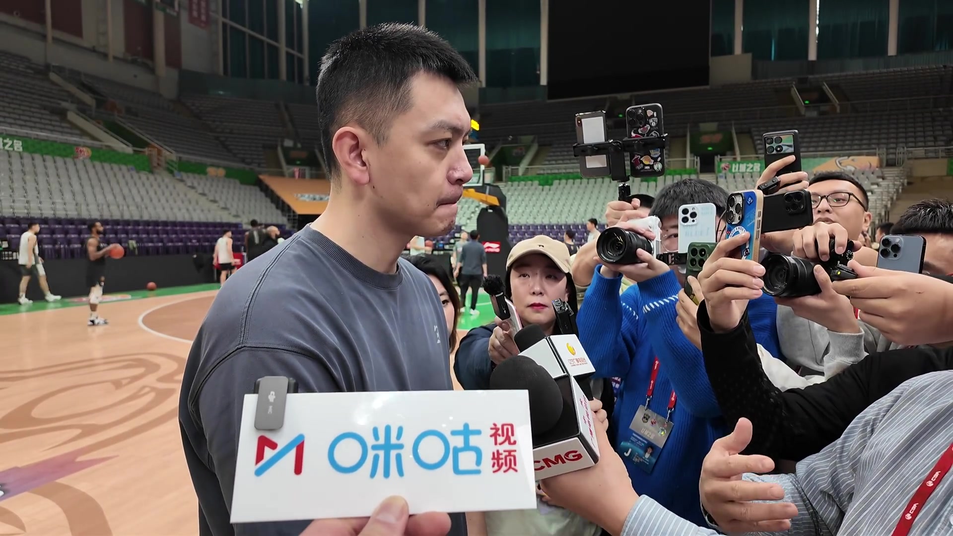 再次见到莫兰德你高兴吗？杨明：今晚他是以对手的身份出现的 所以没有什么值得高兴的