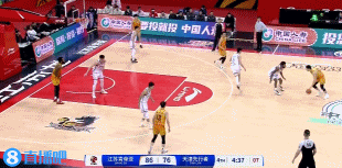 震惊！郑启龙跟进 双手抢板直接完成扣篮