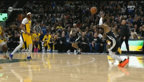 明治：利拉德（Lillard）带着防护靴和拐杖离开体育场