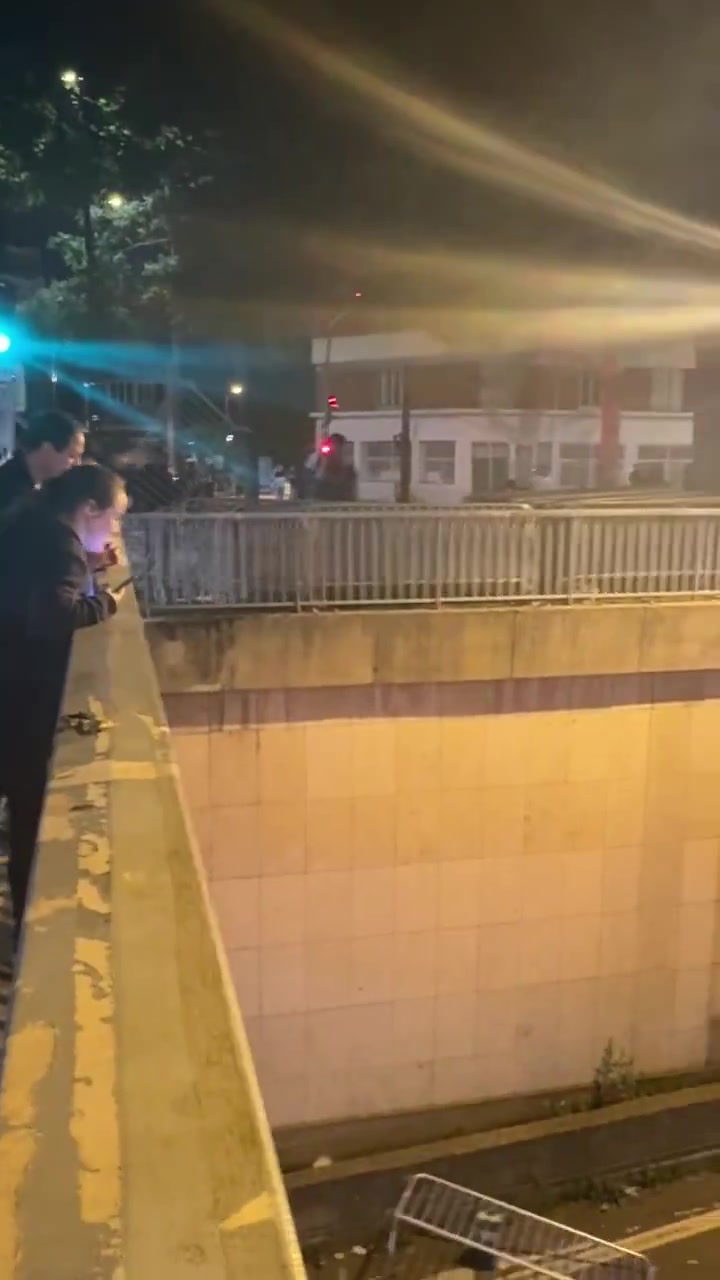 太糟糕了！巴黎冠军庆祝活动遇到球迷再次造成麻烦 阻止了道路+设置汽车+发射炮弹