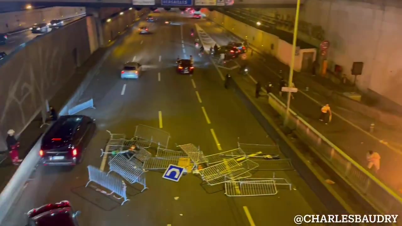 太糟糕了！巴黎冠军庆祝活动遇到球迷再次造成麻烦 阻止了道路+设置汽车+发射炮弹