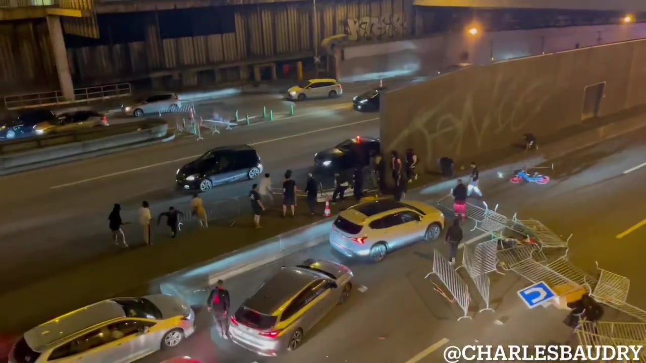 太糟糕了！巴黎冠军庆祝活动遇到球迷再次造成麻烦 阻止了道路+设置汽车+发射炮弹