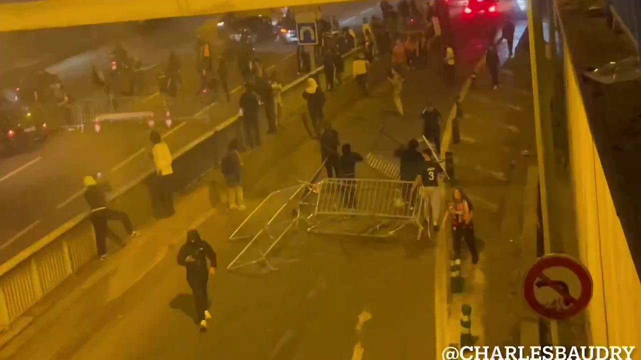 太糟糕了！巴黎冠军庆祝活动遇到球迷再次造成麻烦 阻止了道路+设置汽车+发射炮弹